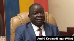 Le chef du gouvernement tente en vain de convaincre pour la deuxième fois les partenaires sociaux à N'Djamena, Tchad, le 12 décembre 2016. (VOA/André Kodmadjingar)