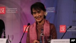 Aung San Suu Kyi saat berpartisipasi sebagai pembicara dalam diskusi di London School of Economics and Political Science di London (19/6). 