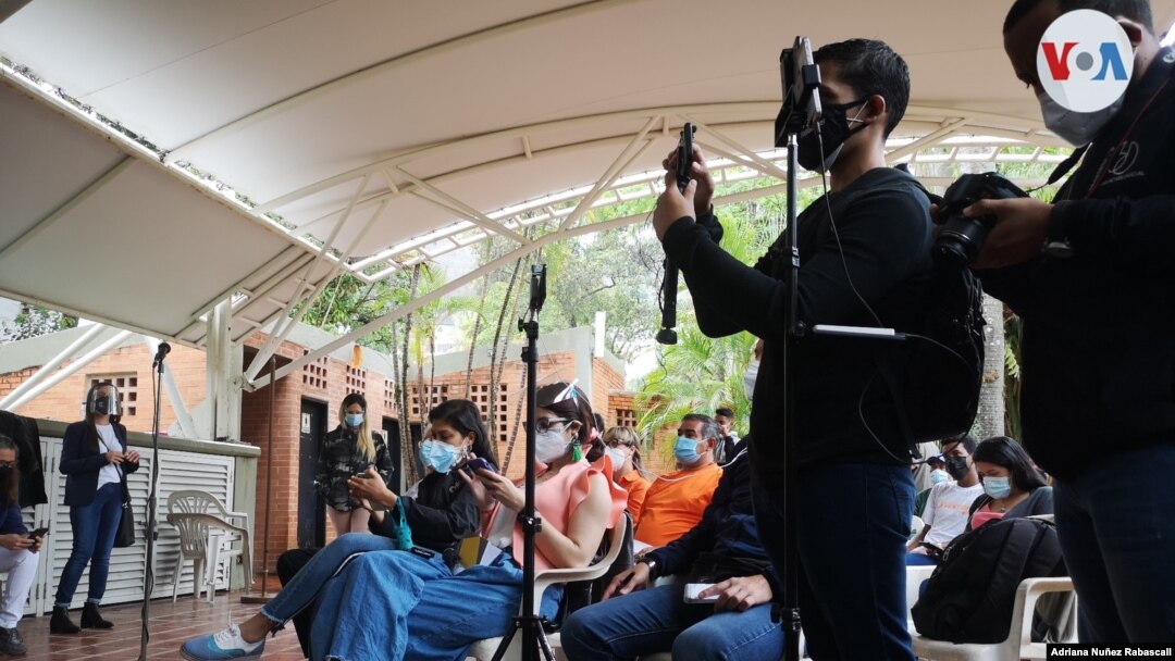 ARCHIVO - Periodistas venezolanos cubren una rueda de prensa de la oposición en Caracas, en abril de 2021.