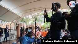 ARCHIVO - Periodistas venezolanos cubren una rueda de prensa de la oposición en Caracas, en abril de 2021.
