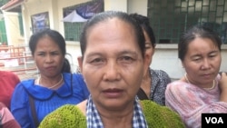 Sar Sorn, a land activist representing Borei Keila community, spoke to VOA Khmer before the Phnom Penh Municipal Court, September 11, 2018. (Hul Reaksmey/VOA Khmer)