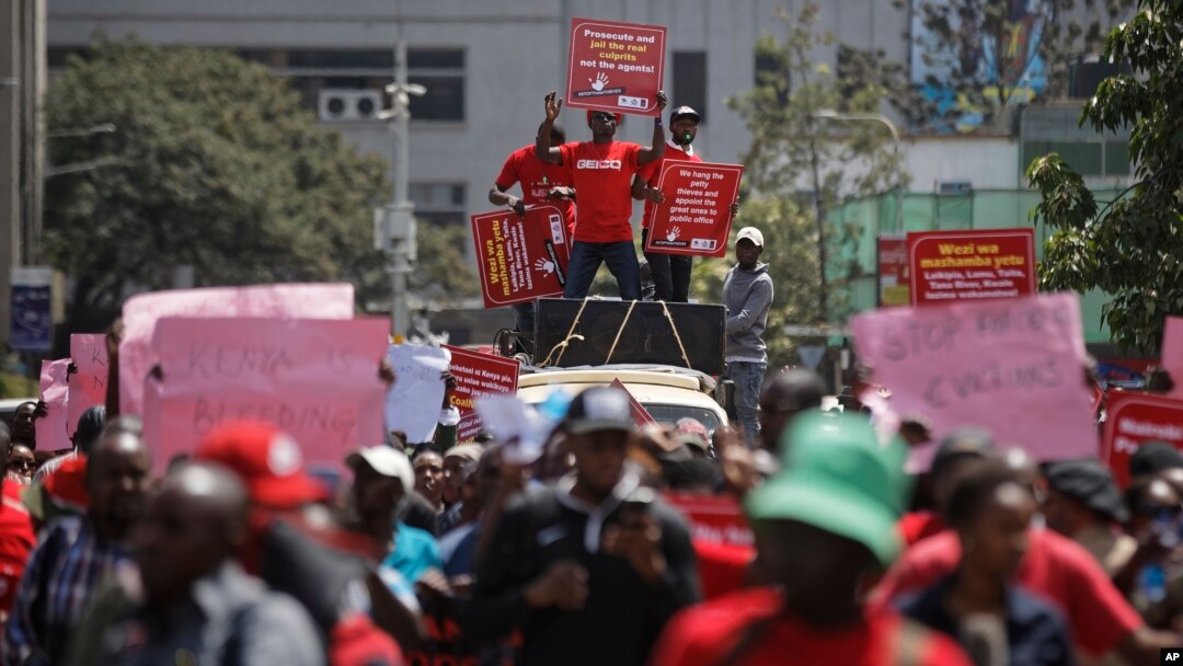 Abanyakenya baharurwa mu majana bitwaje ibicapo mu gihe biyamiriza abarya ibiturire hafi y'inyubakwa y'inama nshingamateka na Sentare nkuru mu gisagara ca Nairobi, Kenya, Itariki 31/05/2018. 