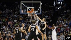 Duel entre Sergey Karasev (en noir) et DeMarcus Cousins (en blanc), match amical Nets-Kings, Shanghai, Chine, le 12 octobre 2014.