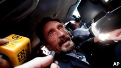 Pendiri perusahaan perangkat lunak John McAfee meninggalkan pusat penahanan migrasi untuk bandara internasional La Aurora di Guatemala City, Rabu 12 Desember 2012. (Foto: AP)