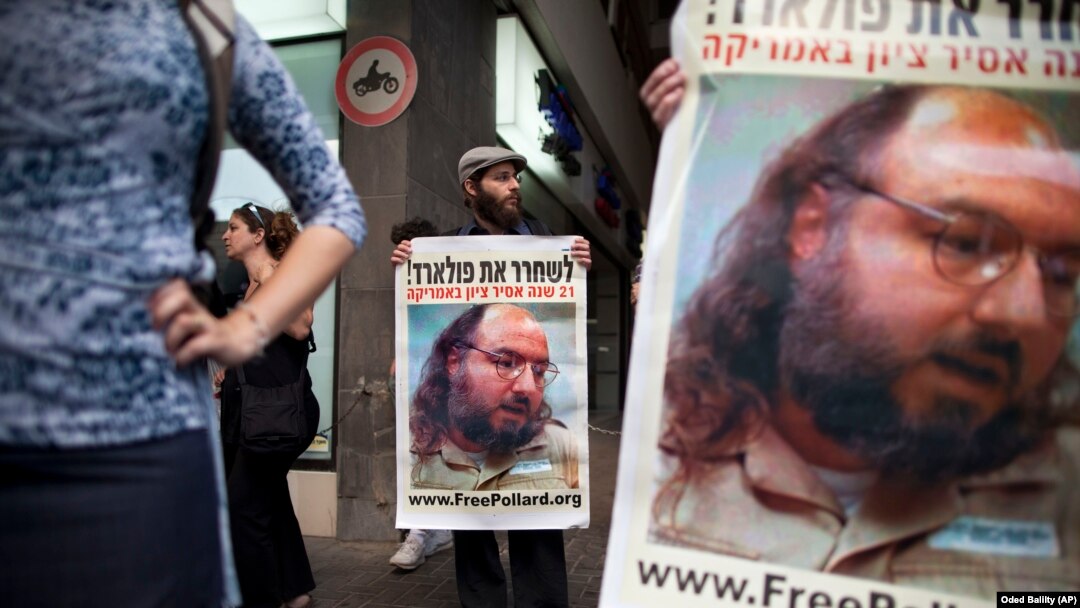 Demonstran Israel sambil membawa foto Jonathan Pollard, menyerukan pembebasan Pollard dalam aksi unjuk rasa di Tel Aviv, 19 Juni 2011 (foto: dok).