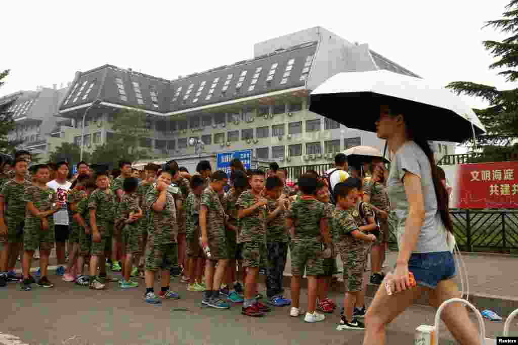 北京参加夏令营的孩子们等待参观北京大学（2016年7月27日）。北大和清华大学是不少高考学生的第一志愿高校。