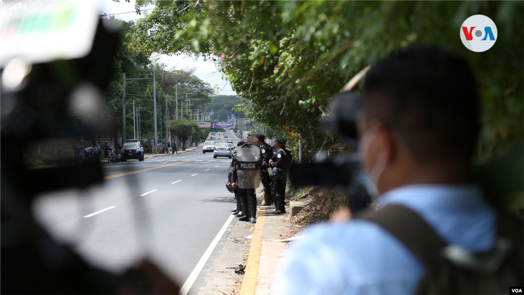 Agentes policiales agredieron a varios reporteros para que no dieran cobertura al allanamiento en la vivienda de la opositora Cristiana Chamorro este mi&#233;rcoles. 