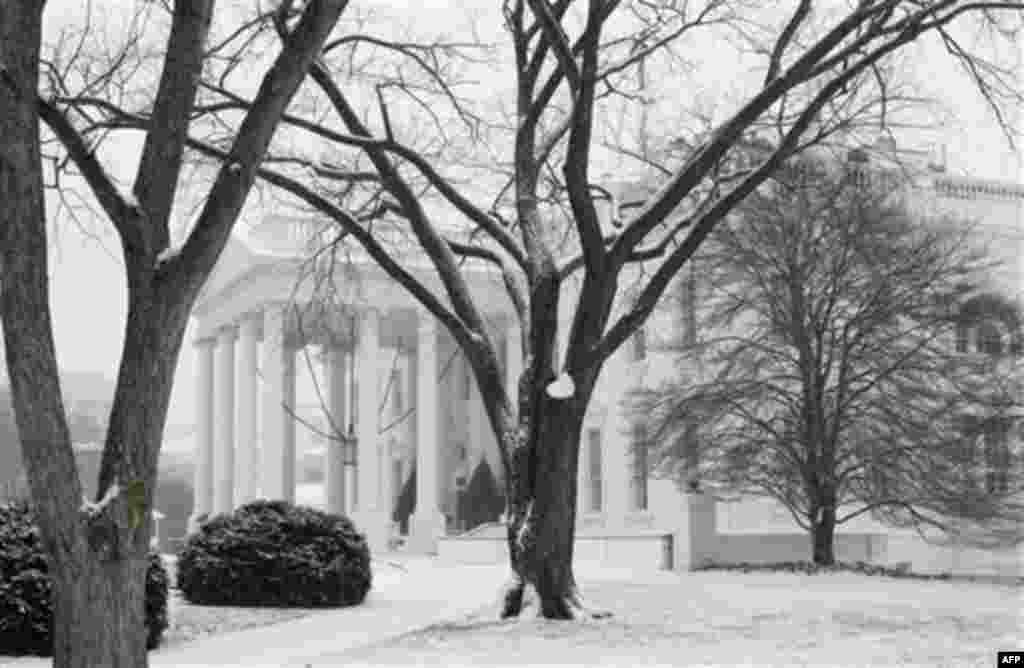 The White House in Washington, gets a dusting of snow, Thursday, Dec. 16, 2010. (AP Photo/J. Scott Applewhite)