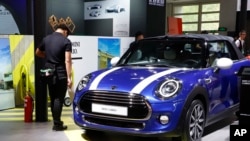 资料照片：德国宝马公司在北京中国汽车展上展出的MINI Cooper Cabrio汽车。(2018年4月26日)