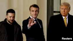 ARCHIVO - Los presidentes de Ucrania y Francia, Volodymyr Zelenskiy y Emmanuel Macron, junto al mandatario electo de EEUU Donald Trump, salen del palacio presidencial en París, el 7 de diciembre de 2024.