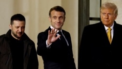 Presiden Prancis Emmanuel Macron mendampingi Presiden terpilih AS Donald Trump dan Presiden Ukraina Volodymyr Zelenskiy usai pertemuan di Istana Elysee jelang pembukaan kembali Notre-Dame, Paris, 7 Desember 2024. (Foto: Reuters)