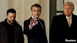 Presiden Prancis Emmanuel Macron mendampingi Presiden terpilih AS Donald Trump dan Presiden Ukraina Volodymyr Zelenskiy usai pertemuan di Istana Elysee jelang pembukaan kembali Notre-Dame, Paris, 7 Desember 2024. (Foto: Reuters)