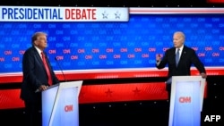 صدر بائیڈن اور سابق صدر ٹرمپ میں اٹلانٹا میں ہونے والے پہلے صدارتی مباحثے کا ایک منظر۔ 