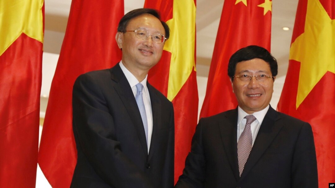 Ủy viên Quốc vụ viện Trung Quốc Dương Khiết Trì và Bộ trưởng Ngoại giao Việt Nam Phạm Bình Minh tại Hà Nội, ngày 27/6/2016.