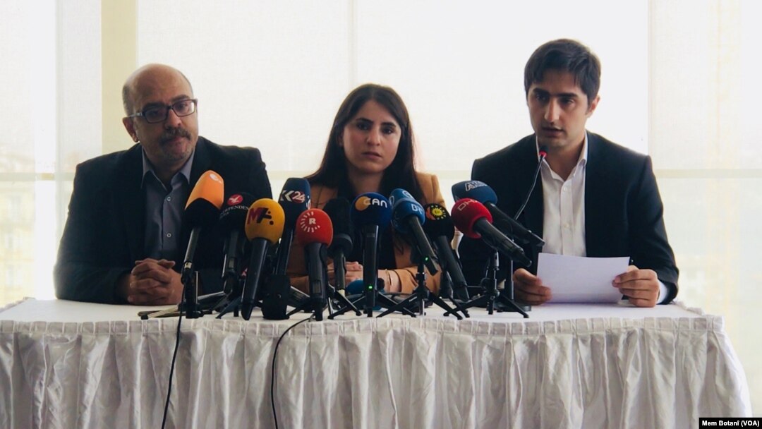Para pengacara ketua Partai Pekerja Kurdistan (PKK) Turki yang militan, Abdullah Ocalan dalam konferensi pers di Istanbul, Senin (6/5). 