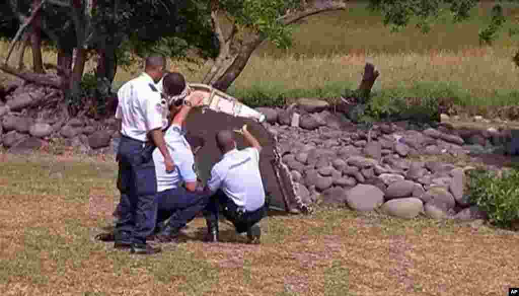 Des gendarmes et policiers français inspectent d&#39;avion trouvé sur la plage de Saint-André, sur l&#39;île française de l&#39;océan Indien de la Réunion, &nbsp;29 juillet 2015.