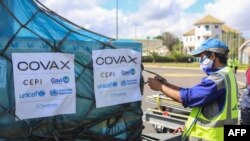 馬達加斯加塔那那利佛/伊瓦圖國際機場的一名工人正在處理通過COVAX交付的一箱箱新冠疫苗。 （2021年5月8日）