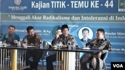 Diskusi Kajian Titik Temu membahas Akar Radikalisme dan Intoleransi di Indonesia yang diadakan Nurcholish Madjid Society dan LP Ma'arif NU di Surabaya. (Foto: Petrus Riski/VOA)