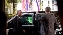 El presidente BarackObama se prepara para entrar a su limusina, al salir del Palacio Malacanang, en Manila.