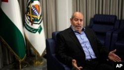 Khalil al-Hayya, un funcionario de alto rango de Hamás que representó al grupo insurgente palestino en las negociaciones para un alto el fuego y la liberación de los rehenes, durante una entrevista con The Associated Press, en Estambul, Turquía, el 24 de abril de 2024.