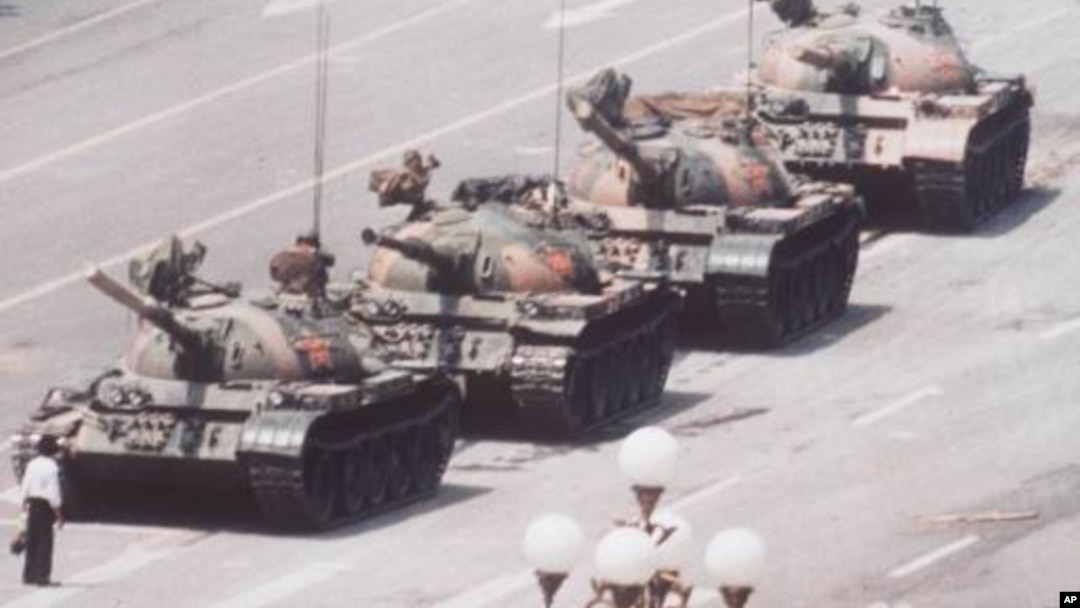 1989年6月5日军队坦克向天安门开进时被一位年轻人挡住
