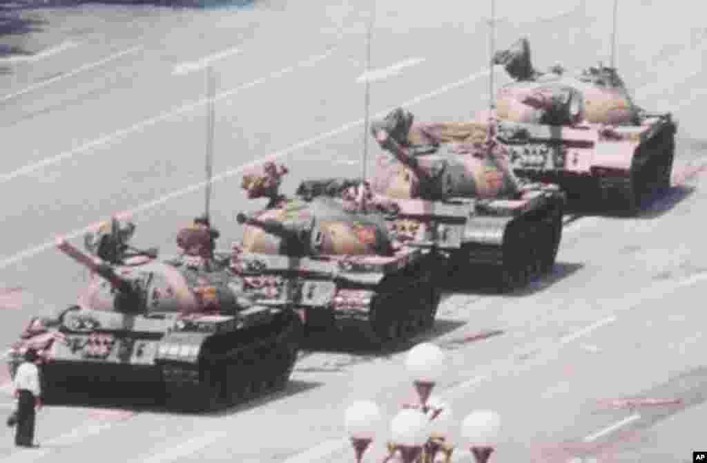 Tank-tank militer China pada 5 Juni 1989.