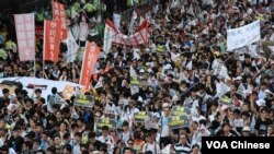 Ratusan ribu penduduk Hongkong turun ke jalan-jalan menuntut lebih banyak kebebasan dari Tiongkok, hari Minggu (1/7).