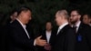 资料照片：中国国家主席习近平在北京拥抱俄罗斯总统普京。（2024年5月16日）