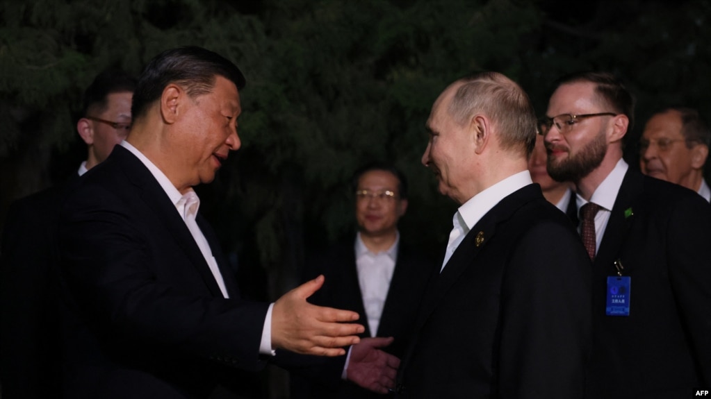 资料照片：中国国家主席习近平在北京拥抱俄罗斯总统普京。（2024年5月16日）(photo:VOA)