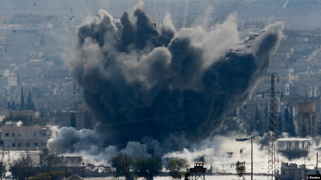 Asap hitam terlihat membumbung di kota Kobani, Suriah, menyusul serangan udara pasukan koalisi di wilayah itu (28/10).