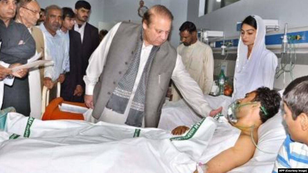 PM Nawaz Sharif (tengah) mengunjungi para korban serangan bom di Lahore yang dirawat di rumah sakit, Senin (28/3) pagi.