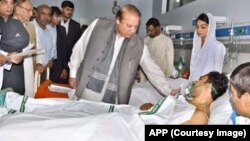 PM Nawaz Sharif (tengah) mengunjungi para korban serangan bom di Lahore yang dirawat di rumah sakit, Senin (28/3) pagi.