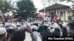 Massa Front Pembela Islam (FPI) berorasi di depan PN Bandung, Selasa, 23 Oktober 2018, ketika berlangsung sidang praperadilan SP3 kasus Rizieq Shihab. (Foto: Rio Tuasikal/VOA)