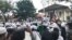 Massa Front Pembela Islam (FPI) berorasi di depan PN Bandung, Selasa, 23 Oktober 2018, ketika berlangsung sidang praperadilan SP3 kasus Rizieq Shihab. (Foto: Rio Tuasikal/VOA)