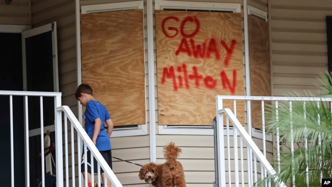 Huracán Milton se debilita a categoría 4 y mantiene amenaza sobre Florida 1 En Fotos | Florida espera la llegada del huracán Milton, debilitado a categoría 4
