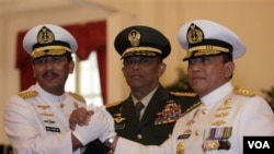 Panglima baru TNI, Laksamana TNI Agus Suhartono (kiri) berpose bersama mantan Panglima TNI Jenderal Djoko Santoso (tengah) dan KSAL yang baru, Laksamana Madya Suparno setelah sumpah jabatan di Istana Negara, Jakarta.