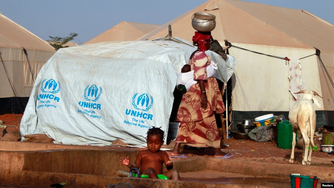Para pengungsi Mali di kamp Sevare, Mali (foto: dok). Puluhan ribu pengungsi Mali dilaporkan dalam kondisi mengerikan di gurun di Mauritania. 