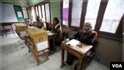 Las mesas electorales siguen recibiendo votantes en la segunda ronda electoral en Egipto.