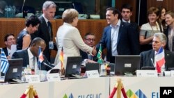 Thủ tướng Hy Lạp Alexis Tsipras bắt tay Thủ tướng Đức Angela Merkel tại cuộc họp ở Brussels, ngày 10/6/2015.