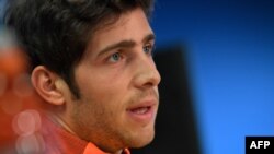 Le milieu de terrain espagnol de Barcelone, Sergi Roberto, donne une conférence de presse au centre sportif Joan Gamper de Barcelone, à Sant Joan Despi, le 4 décembre 2017.