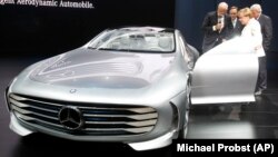 IAA Fuarı'nda Mercedes'in yeni konsept aracını deneyen Almanya Başbakanı Angela Merkel