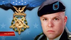 Tấm huy chương danh dự dành cho sĩ quan lục quân Travis Atkins