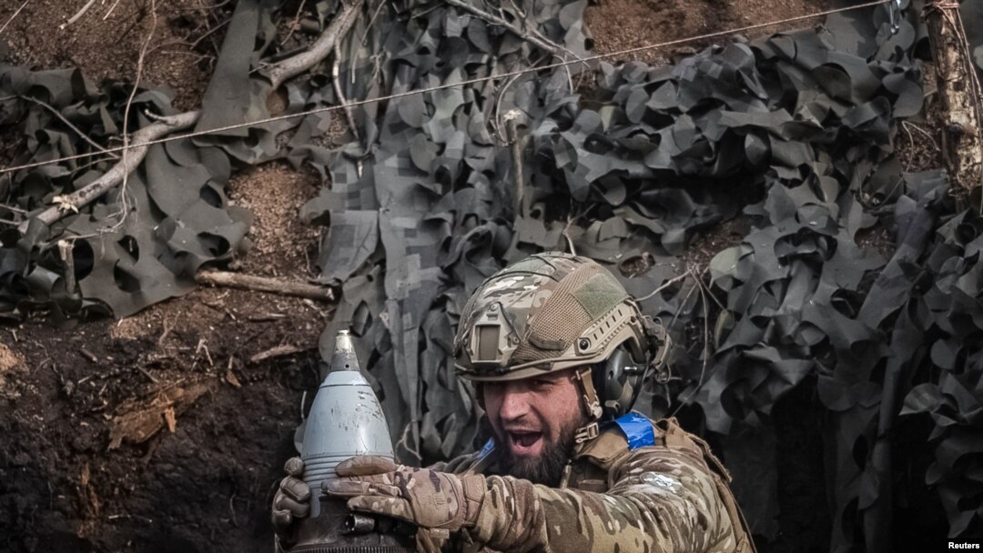 Seorang tentara Ukraina bersiap menembakkan mortir ke arah pasukan Rusia di garis depan pertempuran di dekat Kota Bakhmut, Ukraina, pada 5 Maret 2024. (Foto: Reuters/Inna Varenytsia)