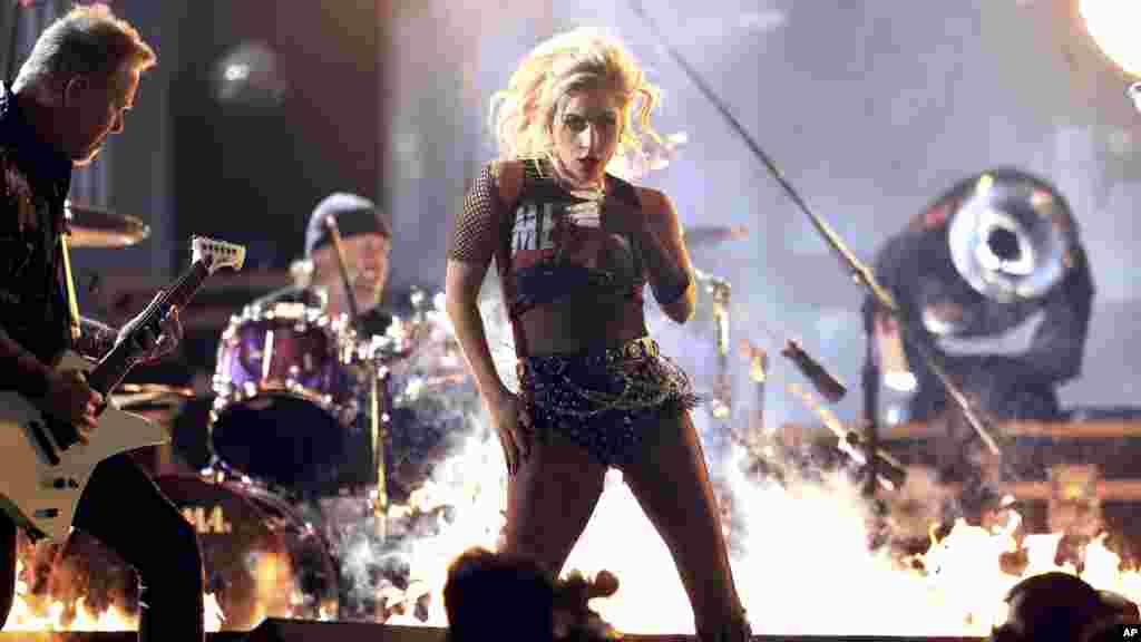 Lady Gaga, et James Hetfield exécutent "Moth Into Flame" à la 59e Grammy Awards le 12 février 2017 à Los Angeles.
