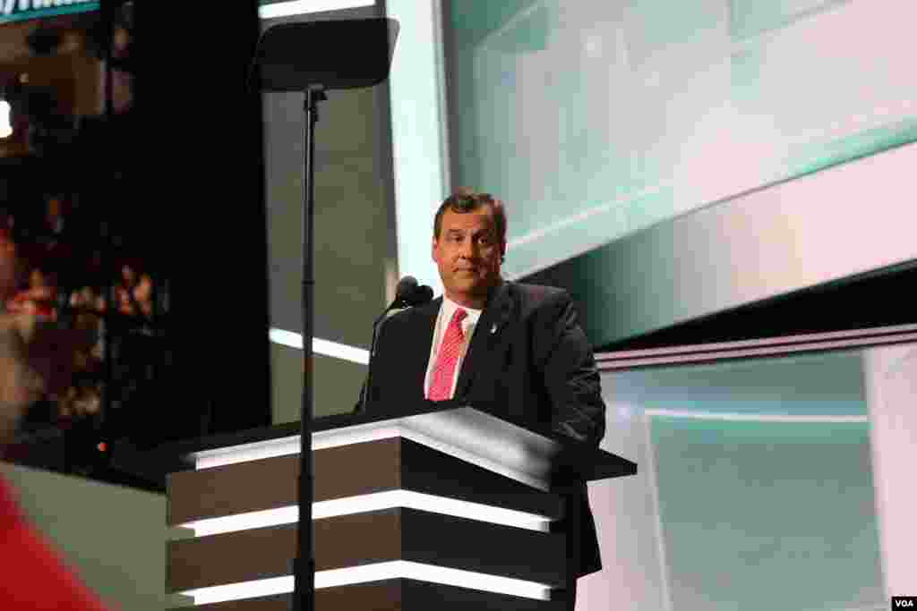 Chris Christie speaks at the Republican National Convention in Cleveland, July 19, 2016. (A. Shaker/VOA)