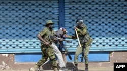 Kenya'nın batısındaki Kisumu'da polis, bir göstericiyi gözaltına alıyor.