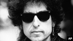 FILE - Folk legend Bob Dylan pictured in London to help publicize the American-financed film "Hearts of Fire," Aug. 17, 1986.