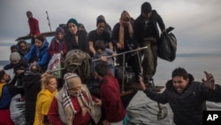 Des migrants arrivent sur l'île de Lesbos, le 16 novembre 2015. (AP Photo/Santi Palacios) 