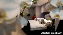 Sebuah apartemen yang menghadap ke Hyde Park, London, sebagai ilustrasi. Sebuah hotel baru di London mengklaim sebagai hotel nol karbon pertama di dunia. (Foto: AP/Alastair Grant)