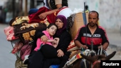 一个巴勒斯坦人家庭2024年5月28日举家逃离拉法。（路透社） 